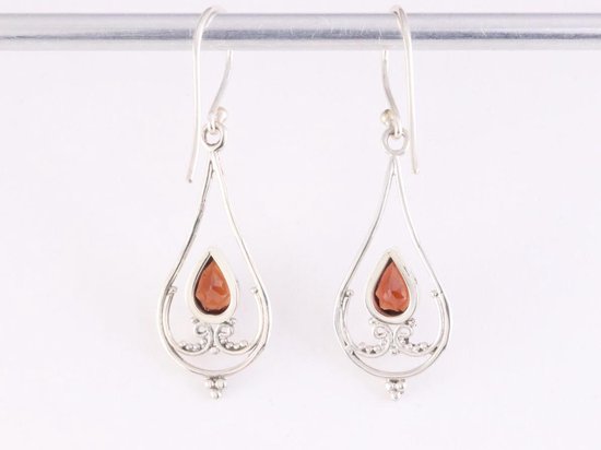 Fijne opengewerkte zilveren oorbellen met granaat afbeelding 3