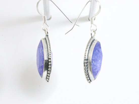 Bewerkte zilveren oorbellen met blauwe saffier afbeelding 2