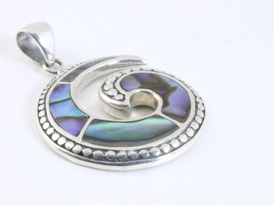 Bewerkte zilveren hanger met abalone schelp aan ketting afbeelding 2