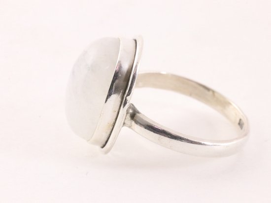 Ovale zilveren ring met regenboog maansteen afbeelding 2