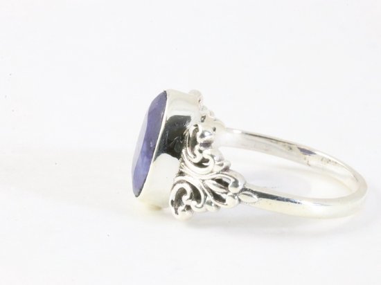 Fijne bewerkte zilveren ring met blauwe saffier afbeelding 2