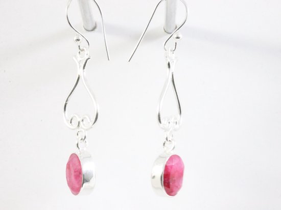 Lange zilveren oorbellen met robijn afbeelding 2