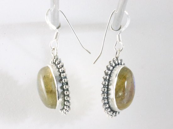 Bewerkte zilveren oorbellen met labradoriet afbeelding 2