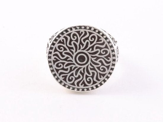 Ronde zilveren herenring met niëllo decoraties afbeelding 4