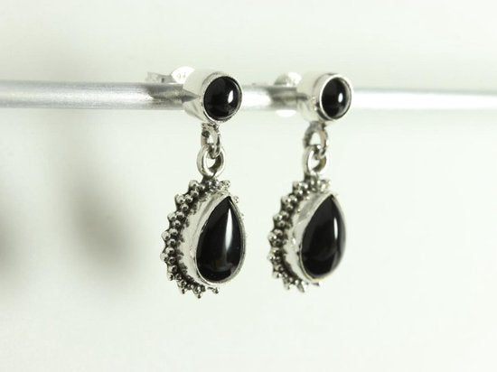 Bewerkte zilveren oorstekers met onyx afbeelding 2