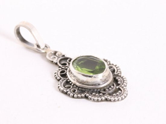 Bewerkte zilveren hanger met peridoot afbeelding 2