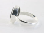 Ovale hoogglans zilveren ring met gefacetteerde onyx afbeelding 2