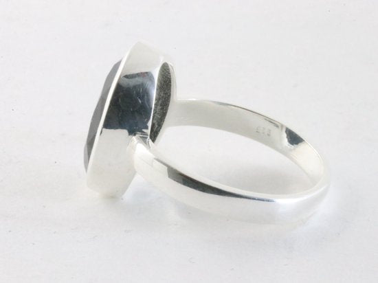 Ovale hoogglans zilveren ring met gefacetteerde onyx afbeelding 2