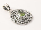 Traditionele bewerkte zilveren hanger met peridoot afbeelding 2