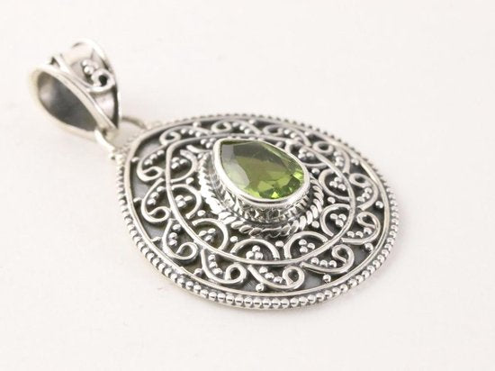 Traditionele bewerkte zilveren hanger met peridoot afbeelding 2
