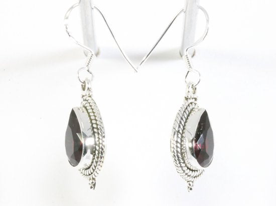 Bewerkte zilveren oorbellen met granaat afbeelding 2