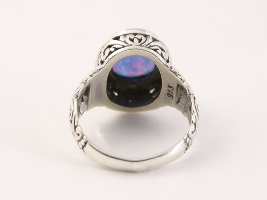 Traditionele bewerkte zilveren ring met Australische opaal afbeelding 3