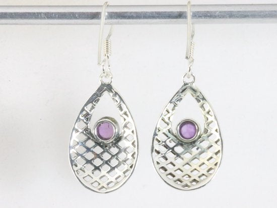 Opengewerkte zilveren oorbellen met amethist afbeelding 2