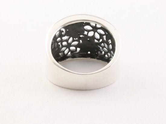 Opengewerkte zilveren ring met bloemenmotief afbeelding 3