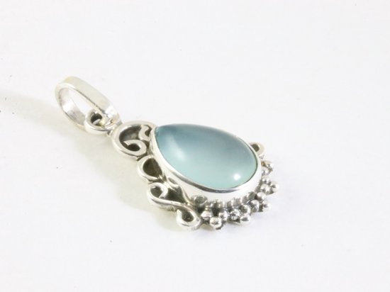 Fijne bewerkte zilveren hanger met aqua chalcedoon aan ketting afbeelding 2