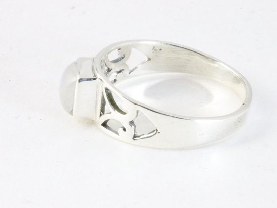 Opengewerkte zilveren ring met regenboog maansteen afbeelding 2