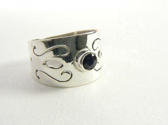 Opengewerkte zilveren ring met blauwe saffier afbeelding 1