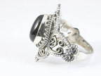 Bewerkte zilveren ring met onyx afbeelding 2