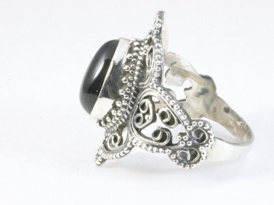 Bewerkte zilveren ring met onyx afbeelding 2
