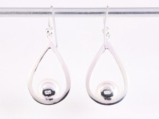 Opengewerkte hoogglans zilveren oorbellen met zoetwater parel afbeelding 3