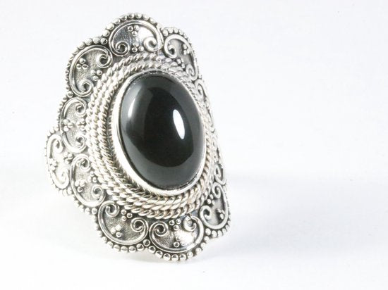 Bewerkte zilveren ring met onyx afbeelding 1