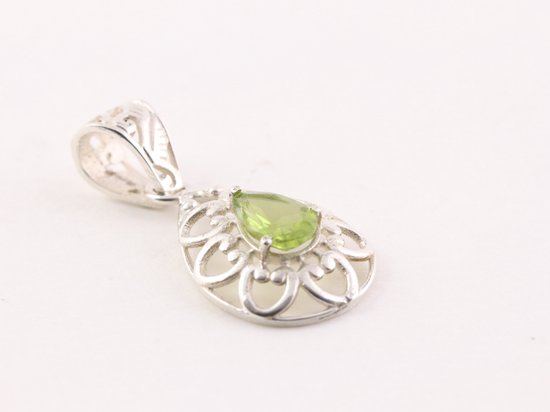 Opengewerkte druppelvormige zilveren hanger met peridoot aan ketting afbeelding 2