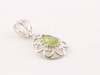 Opengewerkte druppelvormige zilveren hanger met peridoot aan ketting afbeelding 2