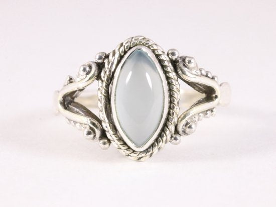 Fijne bewerkte zilveren ring met aqua chalcedoon afbeelding 4