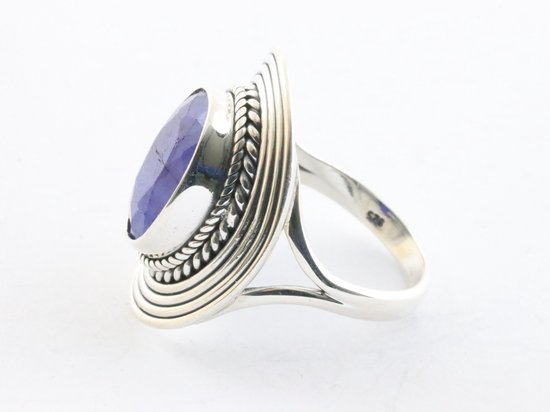 Zware bewerkte zilveren ring met blauwe saffier afbeelding 2