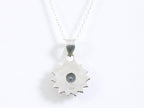 Fijne bewerkte ronde zilveren hanger met blauwe topaas aan ketting afbeelding 3
