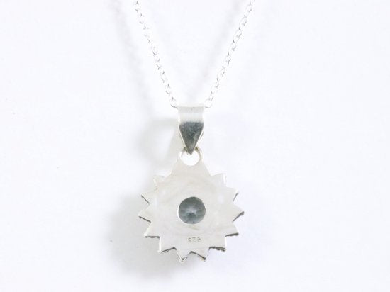 Fijne bewerkte ronde zilveren hanger met blauwe topaas aan ketting afbeelding 3