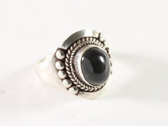 Bewerkte zilveren ring met onyx afbeelding 1