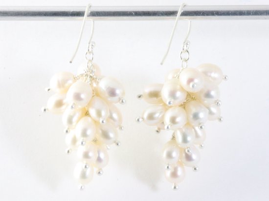 Trosvormige zilveren oorbellen met witte zoetwater parels afbeelding 3