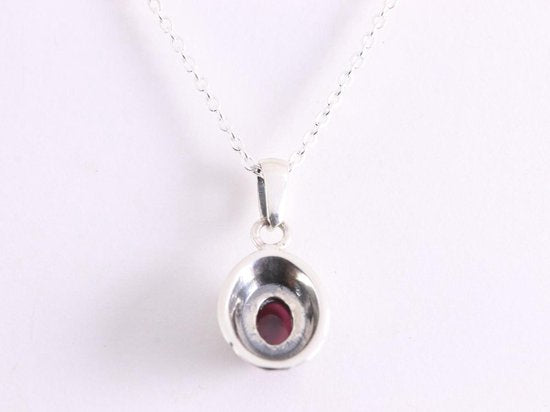 Fijne bewerkte zilveren hanger met granaat aan ketting afbeelding 3