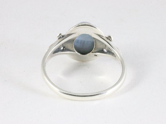 Fijne bewerkte zilveren ring met blauwe opaal afbeelding 3