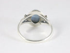 Fijne bewerkte zilveren ring met blauwe opaal afbeelding 3