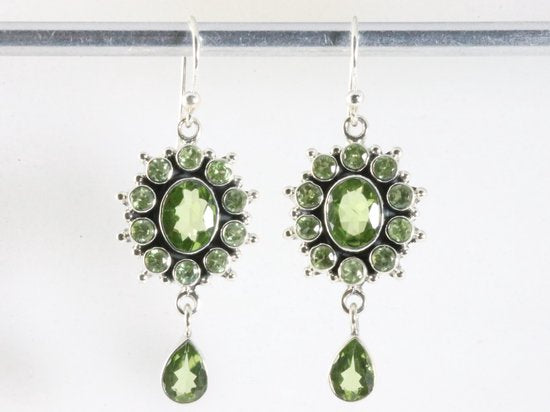 Zilveren oorbellen met peridoot afbeelding 3