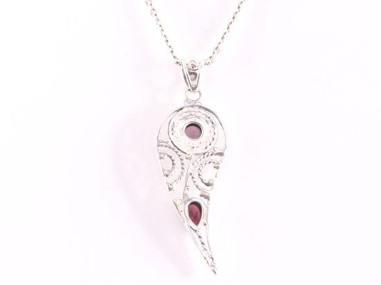 Opengewerkte zilveren hanger met granaat aan ketting afbeelding 3