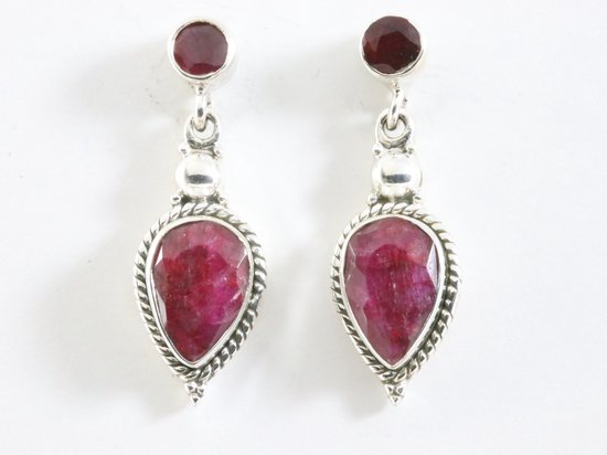 Bewerkte zilveren oorstekers met robijn afbeelding 1