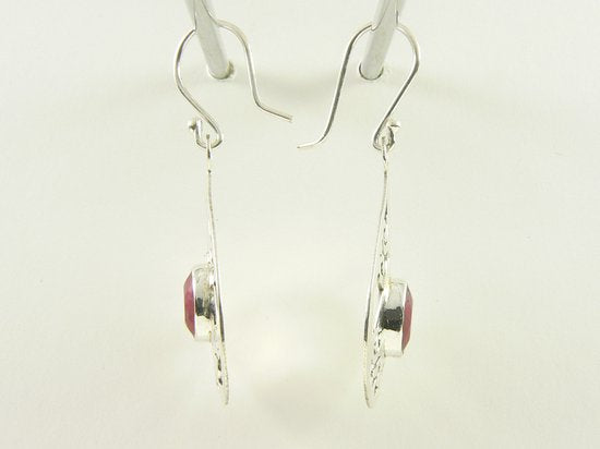 Opengewerkte zilveren oorbellen met robijn afbeelding 2