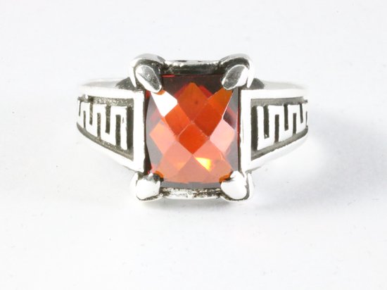 Bewerkte zilveren ring met granaat afbeelding 4