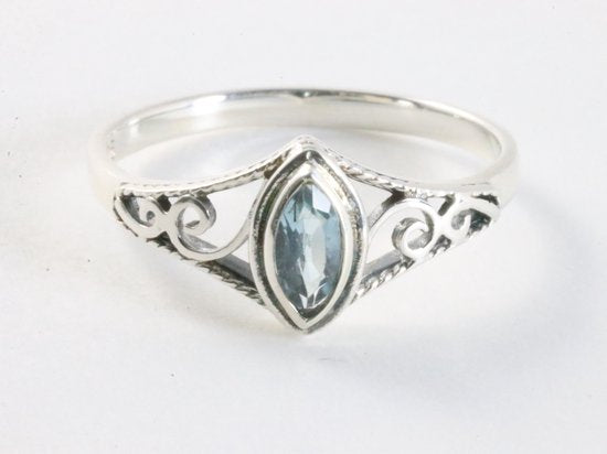 Fijne opengewerkte zilveren ring met blauwe topaas afbeelding 4