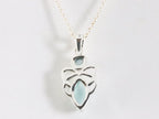 Fijne opengewerkte zilveren hanger met aqua chalcedoon aan ketting afbeelding 3