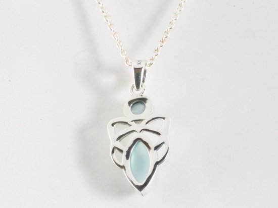 Fijne opengewerkte zilveren hanger met aqua chalcedoon aan ketting afbeelding 3