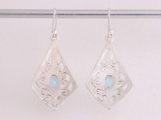 Opengewerkte zilveren oorbellen met blauwe topaas afbeelding 3