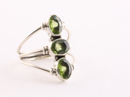 Opengewerkte zilveren ring met 3 peridoot stenen afbeelding 1