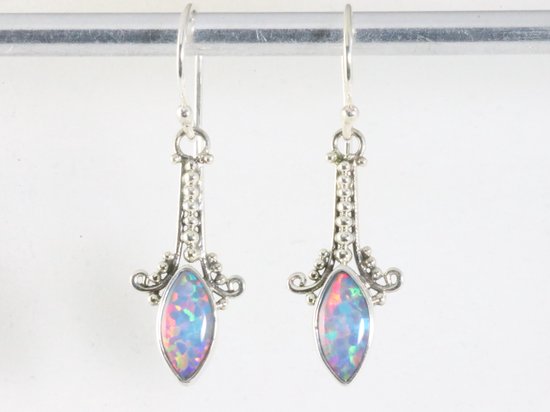 Traditionele bewerkte zilveren oorbellen met Australische opaal afbeelding 3