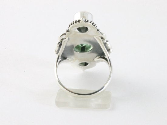 Langwerpige bewerkte zilveren ring met groene amethist afbeelding 3