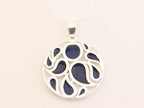 Ronde opengewerkte zilveren hanger met lapis lazuli aan ketting afbeelding 3