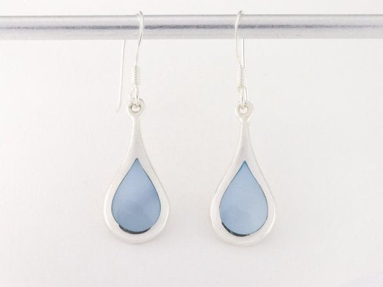 Druppelvormige zilveren oorbellen met lichtblauwe schelp afbeelding 4